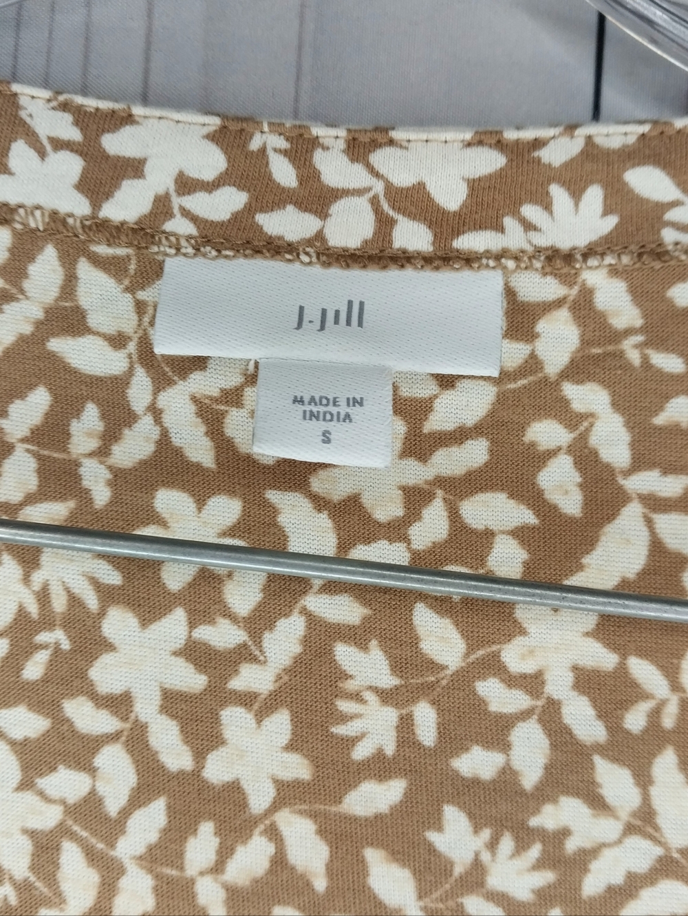 J. Jill Tan and White Floral V-Neck Boho 3/4 Sleeve Tunic Grandmacore Top - Picture 4 of 8